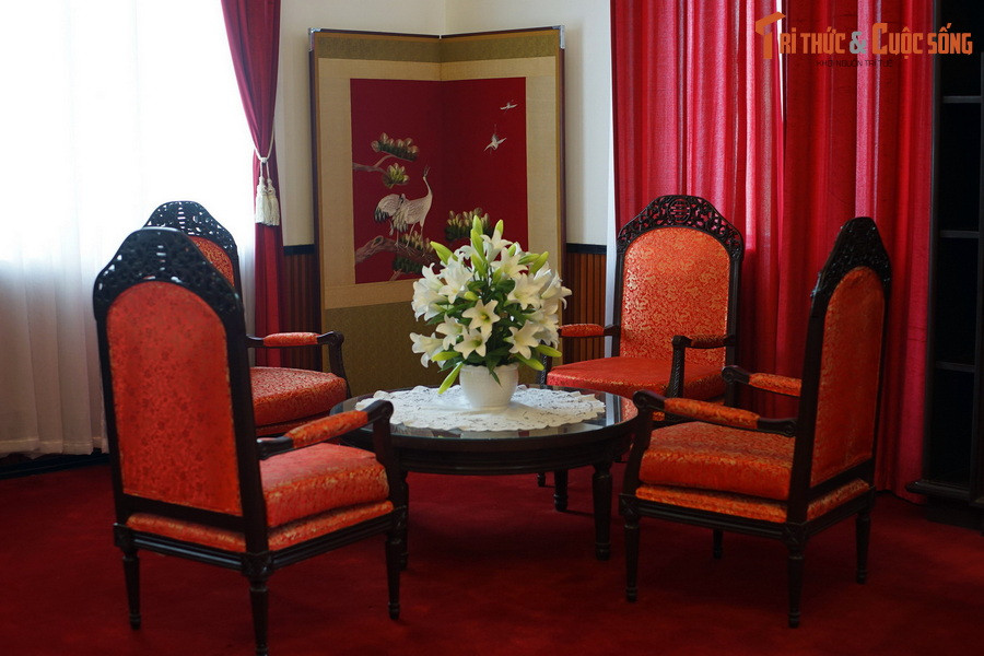 Phòng làm việc của Tổng thống Nguyễn Văn Thiệu có bức tranh thêu tay trên nền nhung hình cây tùng và chim hạc, biểu tượng của sự trường tồn. Đây là quà tặng của Đại tướng Hàn Quốc Mul Hien The năm 1971.