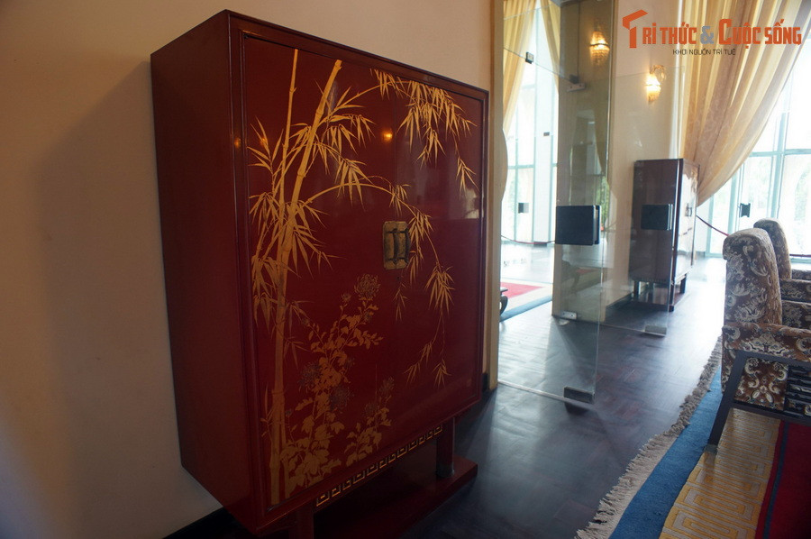 Đồ vật đáng chú ý khác trong phòng khách của Tổng thống là hai tủ sơn mài "Mai Lan", "Cúc Trúc" do trang trí gia Nguyễn Văn Triêm thực hiện năm 1966.