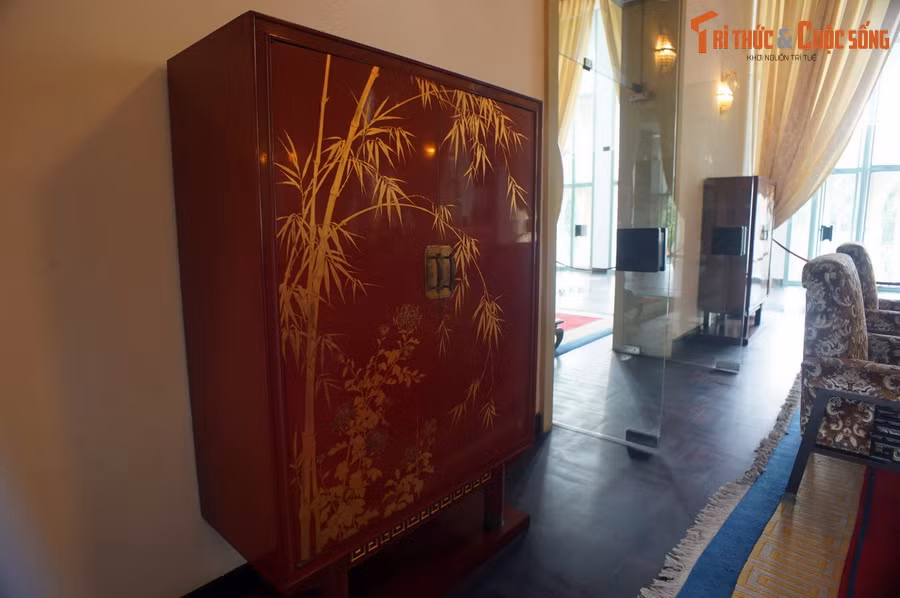 Đồ vật đáng chú ý khác trong phòng khách của Tổng thống là hai tủ sơn mài "Mai Lan", "Cúc Trúc" do trang trí gia Nguyễn Văn Triêm thực hiện năm 1966.