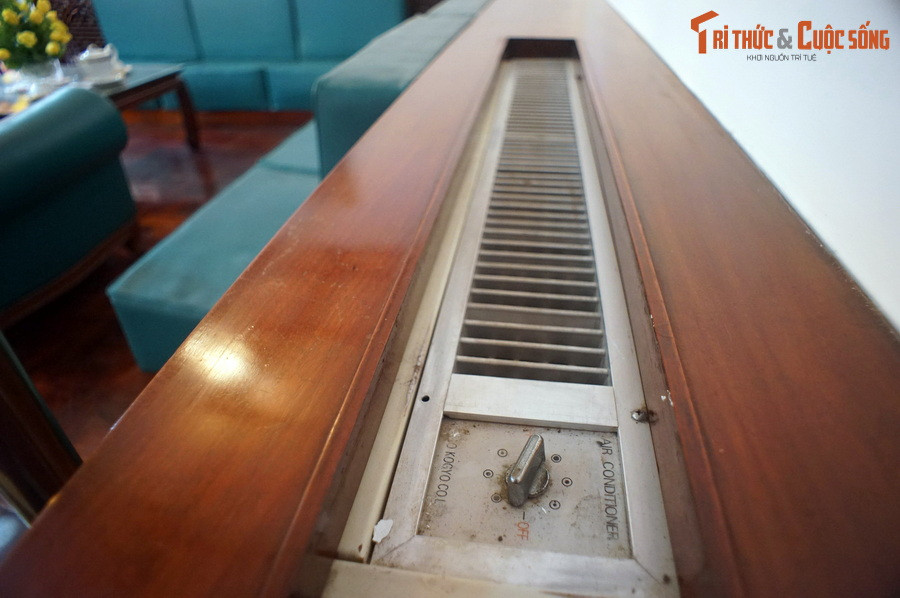 Một thiết bị hết sức tối tân khác được trang bị cho phỏng ngủ của vợ chồng Tổng thống là chiếc máy điều hòa nhiệt độ, thứ mà rất ít người Việt thời đó có khả năng sở hữu.