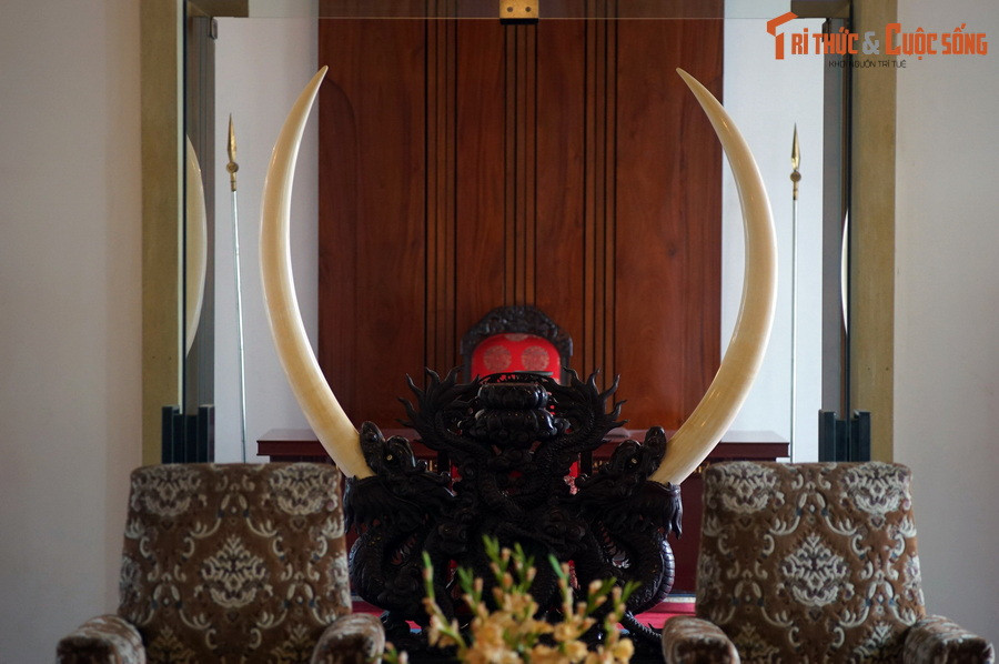 Phòng khách của Tổng thống trong Dinh Độc Lập gồm hai phòng thông nhau. Điểm nhấn của căn phòng là bộ ngà voi lớn bậc nhất Việt Nam, tạo tác từ ngà của một con voi lớn bị quân đội Sài Gòn hạ sát năm 1971.