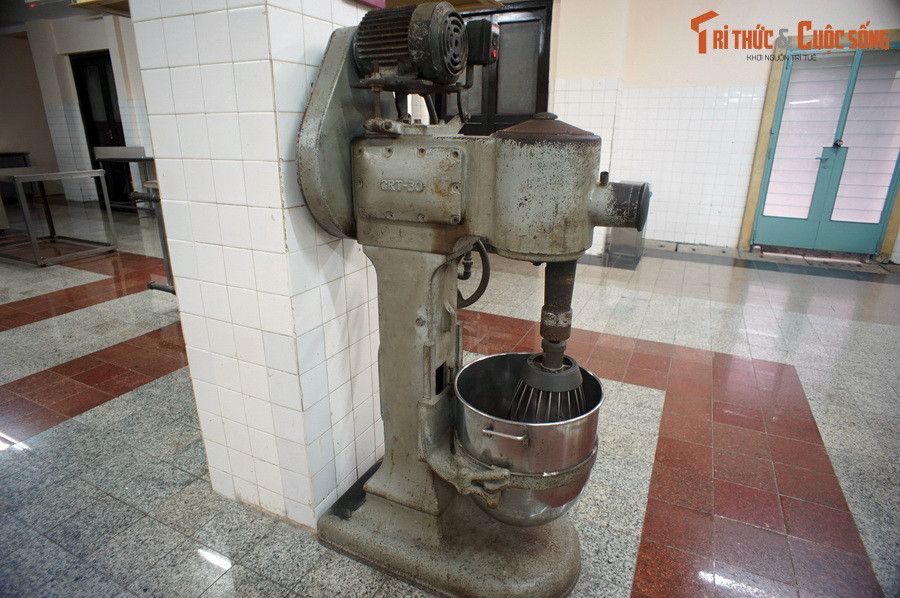 Chiếc máy trộn "siêu to khổng lồ" trong nhà bếp hiện đại của Dinh Độc Lập.