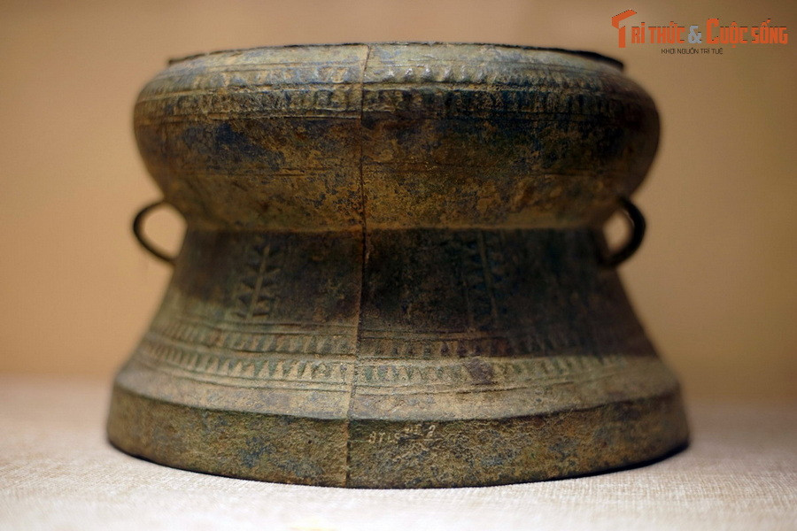 Theo hãng tin Sputnik, Ông Viktor Golubev sinh năm 1878 và theo học tại Đại học St. Petersburg. Quan tâm đến khảo cổ học và lịch sử cổ đại phương Đông, vào thập niên 1910 Golubev đã du hành đến Thổ Nhĩ Kỳ, Ai Cập, Ấn Độ, Ceylon và Indonesia. Ảnh: Trống minh khí – mô hình thu nhỏ của trống đồng, dùng để chôn theo người đã khuất.