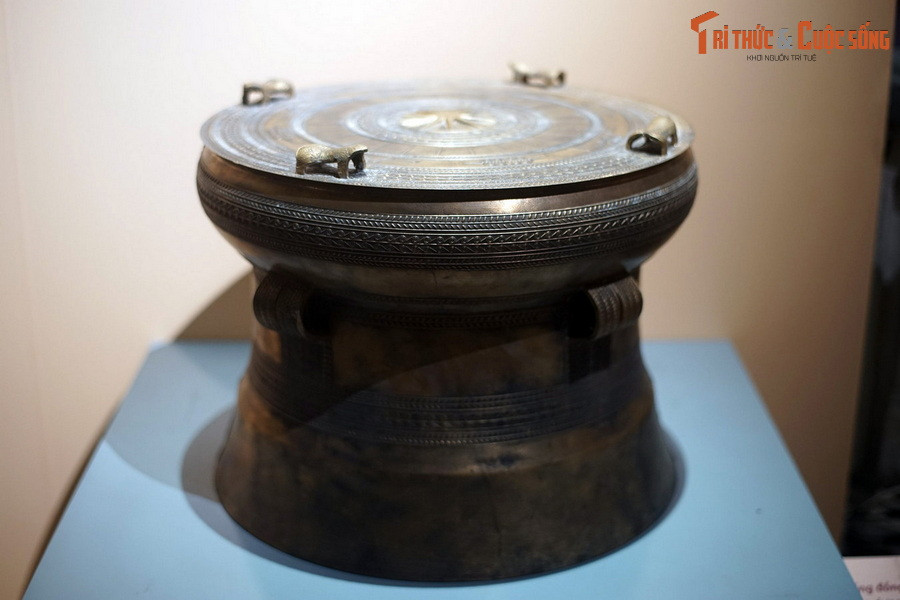 Vào cuối những năm 1990, kết quả khai quật của các nhà khảo cổ học Việt Nam đã khẳng định tính đúng đắn của lý thuyết Văn hóa Đông Sơn mà nhà khoa học Nga Viktor Golubev là người đầu tiên đề xuất. Ảnh: Một chiếc trống đồng được đúc thực nghiệm tại làng nghề Chè Đông, Thanh Hóa.