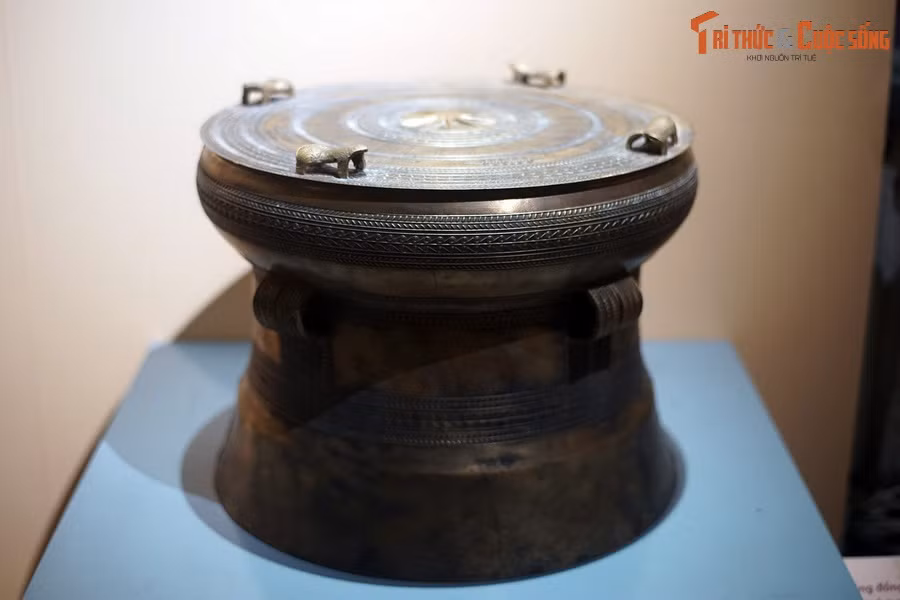 Vào cuối những năm 1990, kết quả khai quật của các nhà khảo cổ học Việt Nam đã khẳng định tính đúng đắn của lý thuyết Văn hóa Đông Sơn mà nhà khoa học Nga Viktor Golubev là người đầu tiên đề xuất. Ảnh: Một chiếc trống đồng được đúc thực nghiệm tại làng nghề Chè Đông, Thanh Hóa.