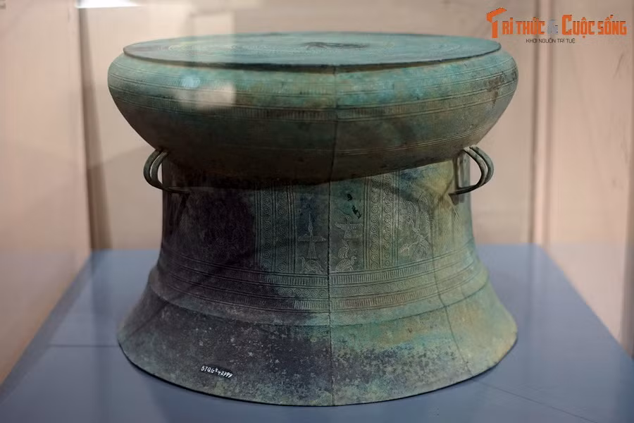 Ủng hộ giả thiết về các mối liên hệ văn hóa rộng rãi trong thời cổ đại, Golubev không ngừng nhấn mạnh nguồn gốc Việt Nam của văn hóa Đông Sơn. Ông bác bỏ một cách dứt khoát quan điểm thịnh hành bấy giờ cho rằng các sản phẩm kim loại chỉ xuất hiện ở Việt Nam sau cuộc chinh phục của nhà Hán. Ảnh: Trống đồng Đông Sơn sưu tầm tại Gia Viễn, Ninh Bình.