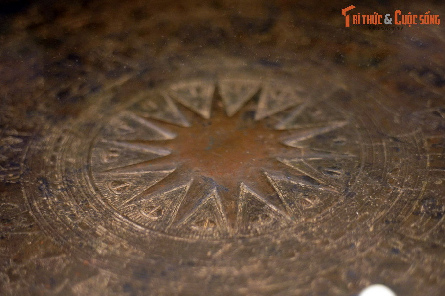 Trong nhiều năm khai quật, 489 hiện vật khác nhau đã được phát hiện ở làng Đông Sơn, trong đó có vài chục chiếc trống đồng lớn. Phân tích hóa học trống đồng cho thấy hàm lượng thiếc cao, khác với đồng Trung Quốc. Ảnh: Hình sao 14 cánh trên mặt trống đồng Ngọc Lũ.