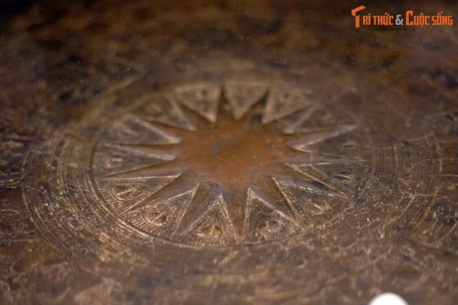 Trong nhiều năm khai quật, 489 hiện vật khác nhau đã được phát hiện ở làng Đông Sơn, trong đó có vài chục chiếc trống đồng lớn. Phân tích hóa học trống đồng cho thấy hàm lượng thiếc cao, khác với đồng Trung Quốc. Ảnh: Hình sao 14 cánh trên mặt trống đồng Ngọc Lũ.