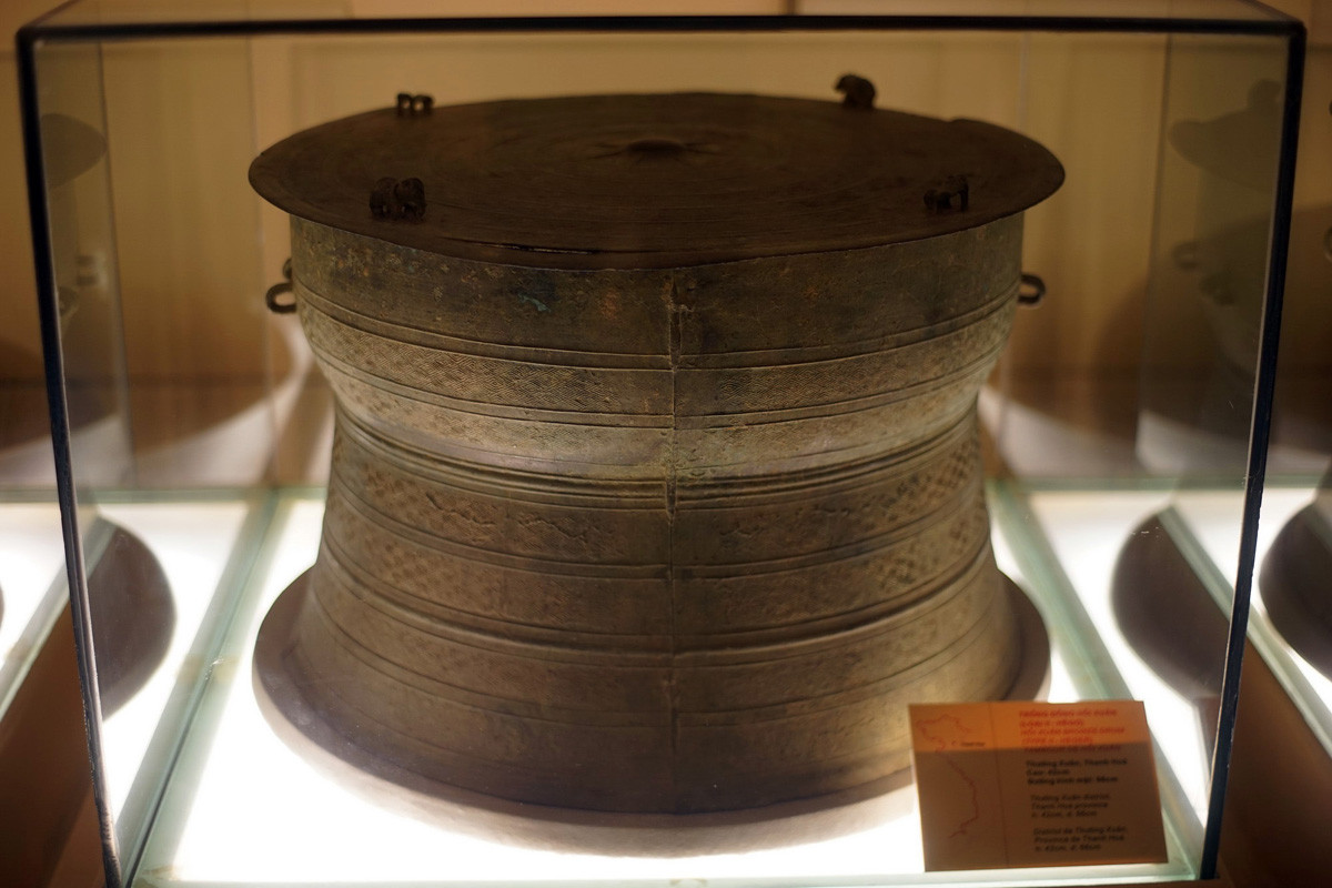 Kết luận này của nhà khoa học Nga được lấy từ truyền thuyết Mường cổ xưa, cho rằng những chiếc trống đẹp nhất vẫn thuộc về các nhà cai trị địa phương, còn những chiếc trống xấu hơn mới được mang đi bán cho các vùng khác. Ảnh: Trống đồng Hồi Xuân, một chiếc trống thuộc loại Heger II, còn được gọi là trống Mường.