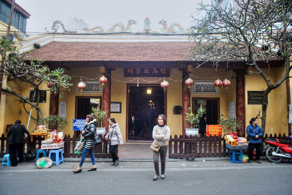 Trong Thăng Long Tứ trấn, đền Bạch Mã tọa lạc ở nhà số 76 phố Hàng Buồm, quận Hoàn Kiếm, là ngôi đền trấn phía Đông trong Thăng Long Tứ trấn. Ngôi đền này thờ thần Long Đỗ, vị thần bảo hộ của kinh thành Thăng Long xưa, còn được dân gian gọi là thần Bạch Mã.