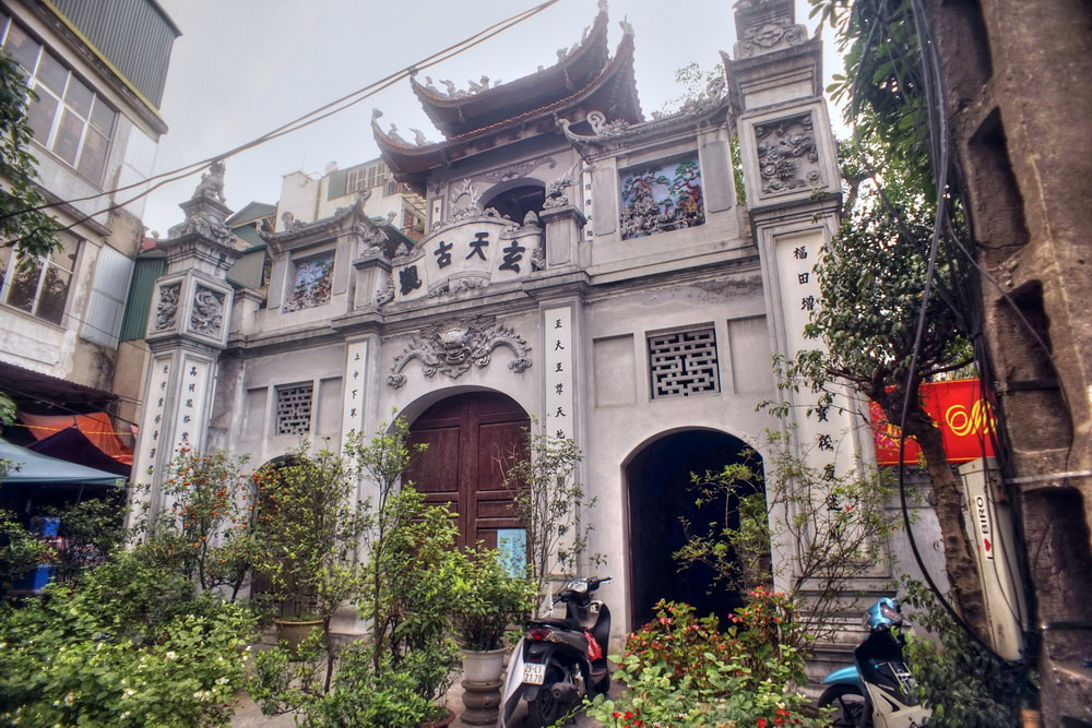 Quán Huyền Thiên trong Thăng Long tứ quán ngày nay là chùa Huyền Thiên, ở số 54 phố Hàng Khoai, quận Hoàn Kiếm. Quán Huyền Thiên được lập từ thời Lý và sớm nổi tiếng như một trung tâm tu học đạo Lão ở Việt Nam. Đến cuối thời Hậu Lê, quán chuyển thành chùa thờ Phật.