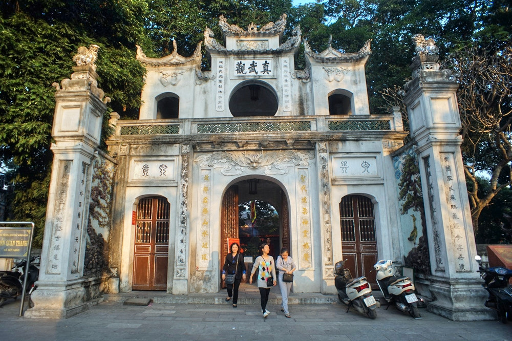 Trong Thăng Long tứ quán, quán Trấn Vũ chính là đền Quán Thánh, ngôi đền trấn Bắc trong Thăng Long tứ trấn đã được đề cập ở trên. Đây là địa điểm tâm tinh duy nhất có mặt trong cả hai bộ tứ huyền thoại của Hà Nội.