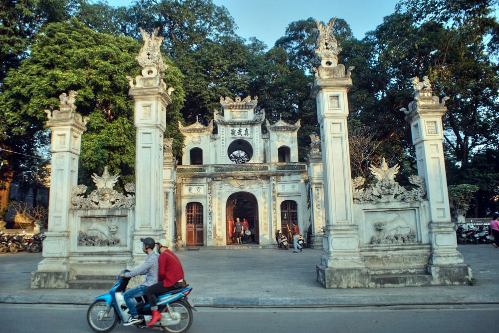 Đền Quán Thánh nằm bên bờ hồ Tây, cạnh ngã tư đường Thanh Niên - Quán Thánh, thuộc quận Ba Đình, là ngôi đền trấn giữ hướng Bắc trong Thăng Long Tứ trấn. Ngôi đền này thờ Huyền Thiên Trấn Vũ, một vị thần gắn với đạo Lão.