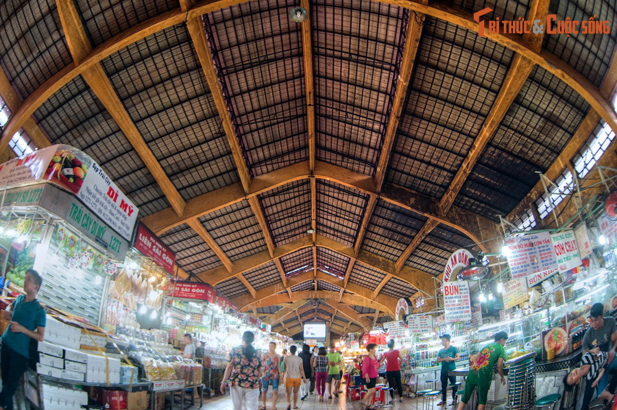 Không chỉ là một trung tâm thương mại, chợ Bến Thành ngày nay còn là một điểm du lịch thu hút rất nhiều du khách trong và ngoài nước.