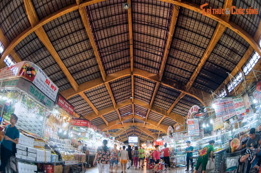 Không chỉ là một trung tâm thương mại, chợ Bến Thành ngày nay còn là một điểm du lịch thu hút rất nhiều du khách trong và ngoài nước.