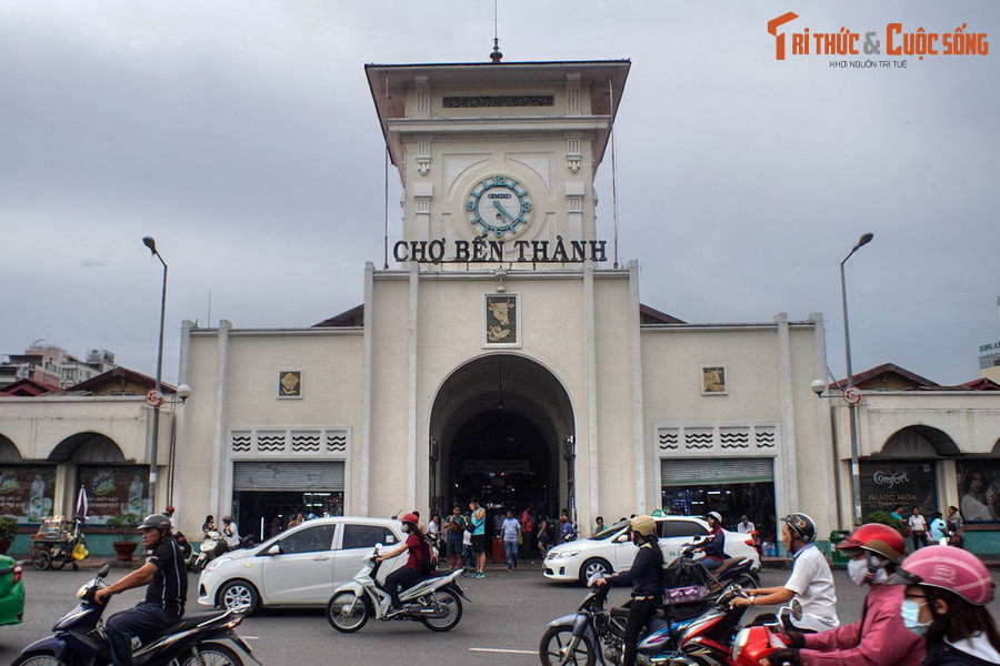 Kể từ khi khánh thành, chợ Bến Thành hoạt động liên tục hơn 100 năm. Vào năm 1985, chợ được cải tạo và sửa chữa lớn, nhưng kiến trúc cơ bản được giữ nguyên.