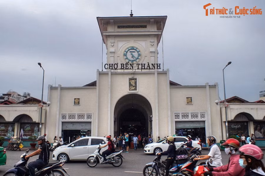 Kể từ khi khánh thành, chợ Bến Thành hoạt động liên tục hơn 100 năm. Vào năm 1985, chợ được cải tạo và sửa chữa lớn, nhưng kiến trúc cơ bản được giữ nguyên.