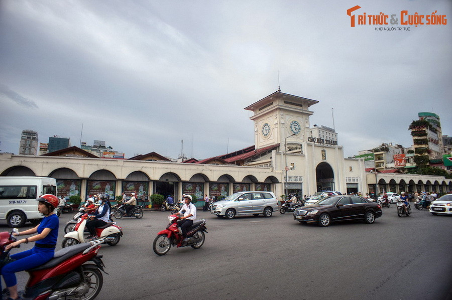  3. Miền Nam: Chợ Bến Thành. Nằm tại trung tâm Quận 1, chợ Bến Thành là một khu chợ cổ nổi tiếng, được xem là một biểu tượng lịch sử của Sài Gòn - TP HCM. Chợ được hãng thầu Brossard et Maupin khởi công xây dựng từ năm 1912, đến cuối tháng 3/1914 thì hoàn tất.