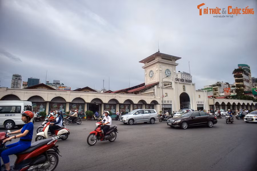  3. Miền Nam: Chợ Bến Thành. Nằm tại trung tâm Quận 1, chợ Bến Thành là một khu chợ cổ nổi tiếng, được xem là một biểu tượng lịch sử của Sài Gòn - TP HCM. Chợ được hãng thầu Brossard et Maupin khởi công xây dựng từ năm 1912, đến cuối tháng 3/1914 thì hoàn tất.