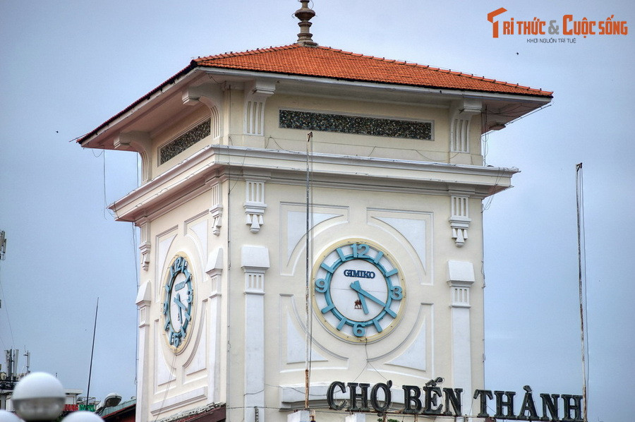 Nét kiến trúc đặc trưng của chợ là tòa tháp với 4 chiếc đồng hồ ở 4 mặt phía trên cổng chính. Ba mặt còn lại của chợ có 3 cổng với kiến trúc đơn giản hơn. Trên các cổng đều có những bức phù điêu gốm rất sinh động.