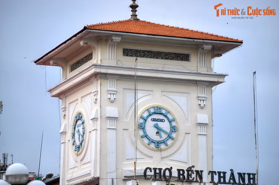 Nét kiến trúc đặc trưng của chợ là tòa tháp với 4 chiếc đồng hồ ở 4 mặt phía trên cổng chính. Ba mặt còn lại của chợ có 3 cổng với kiến trúc đơn giản hơn. Trên các cổng đều có những bức phù điêu gốm rất sinh động.