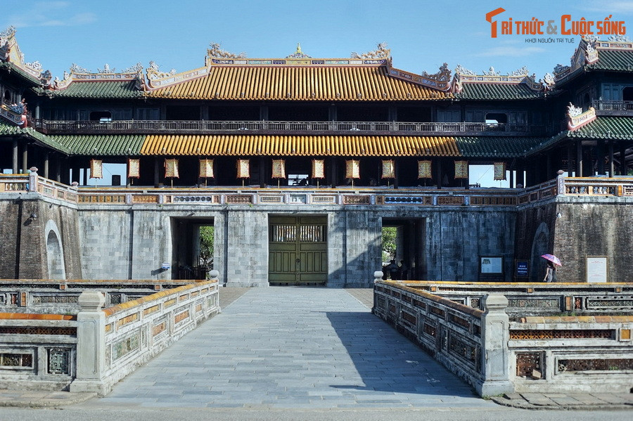 Lối chính giữa Ngọ Môn chỉ dành cho vua, các lối kia dành cho cận thần, binh lính, voi ngựa... Bên trên Ngọ Môn có lầu Ngũ Phụng là nơi vua ngự khi có các lễ nghi của triều đình.