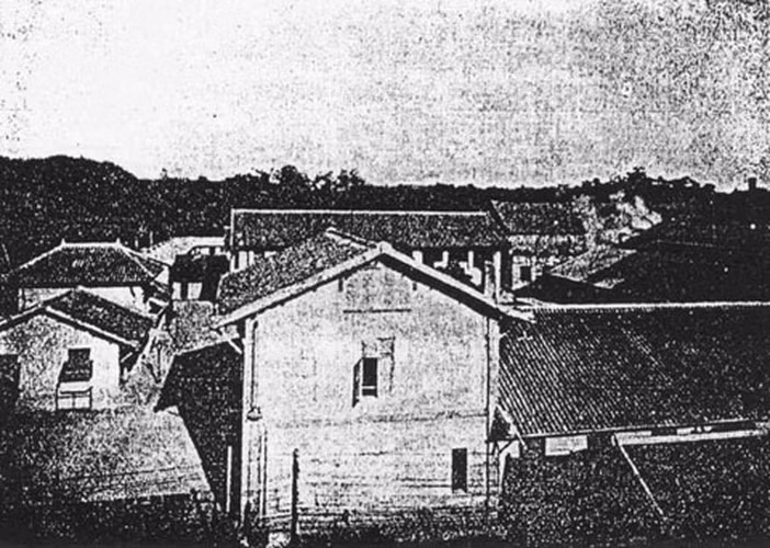 Các công trình trong khuôn viên nhà máy gồm có công xưởng, văn phòng quản lý, nhà kho, bốt bảo vệ, phòng đóng gói, phòng động cơ hơi nước, phòng thí nghiệm hóa học… Cánh cổng và những tòa nhà chính vẫn còn tồn tại cho đến ngày nay, ở số 74 đường Hai Bà Trưng.