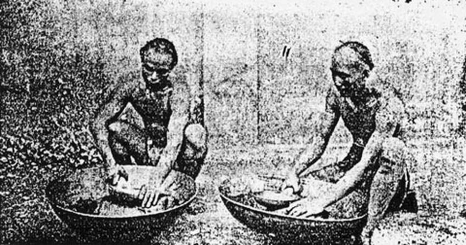 Thuốc phiện thành phẩm được đóng thành những bánh tròn trước khi đem đi đóng gói.