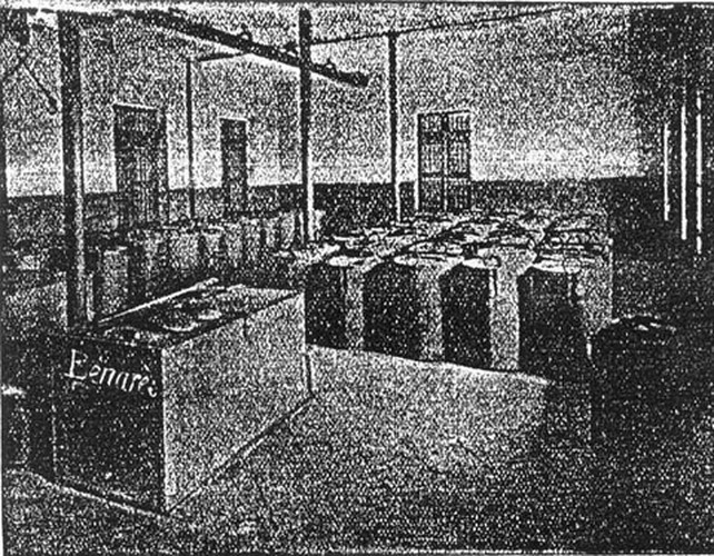 Phòng cân và đóng gói thuốc phiện. Việc sử dụng thuốc phiện rất phổ biến trong dân cư thời kỳ Pháp thuộc. Người Hoa và người Việt có của thường hút thuốc phiện ở nhà, trong khi giới bình dân hút tại các “động” nha phiến, có rất nhiều ở Sài Gòn và Chợ Lớn.