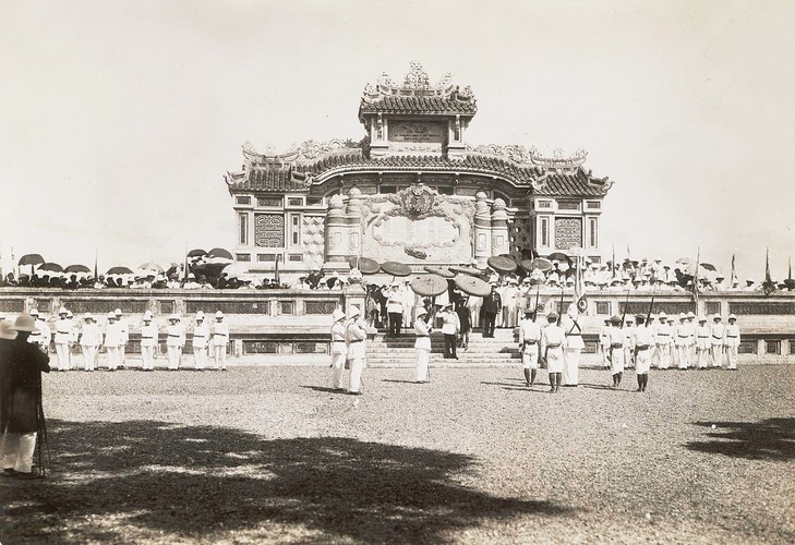 Một buổi lễ có sự tham gia của đội danh dự tại Bia Quốc Học, năm 1929-1930.