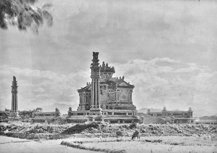 Bia Quốc Học năm 1929-1930.