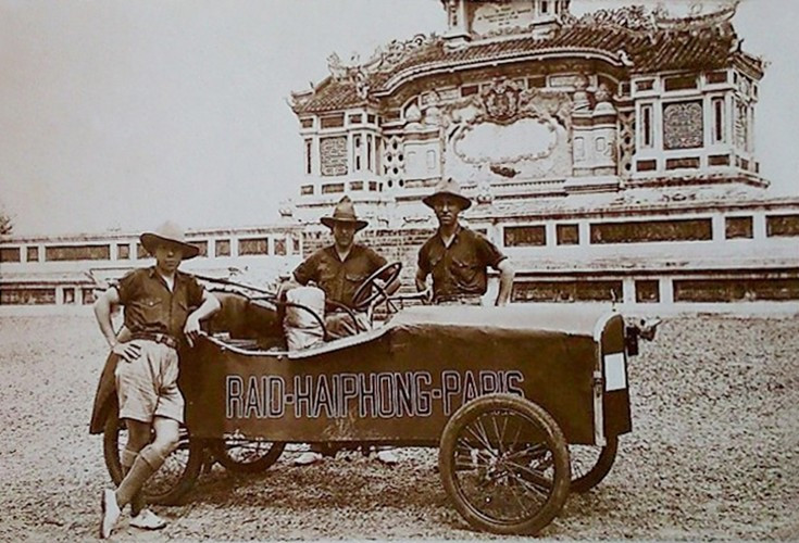 Một đội đua của cuộc đua xe hơi Hải Phòng - Paris chụp hình kỷ niệm trước Bia Quốc Học.