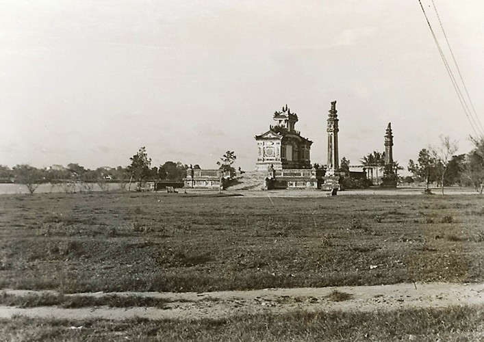 Khung cảnh bờ sông Hương với Bia Quốc Học, 1924.