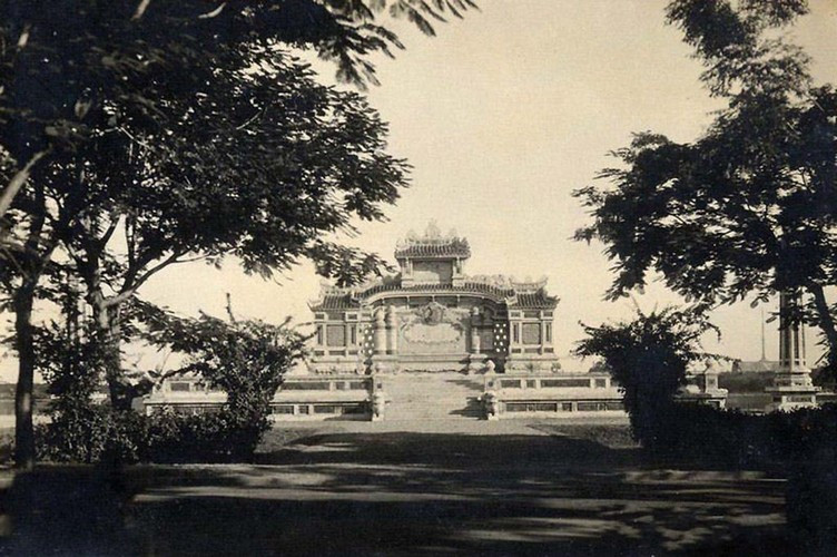 Toàn cảnh Bia Quốc Học năm 1930. Ảnh: Morin-Edmond.