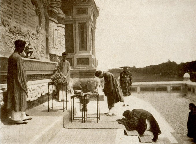Cảnh lễ bái trước bàn thờ ở Bia Quốc Học, 1930.