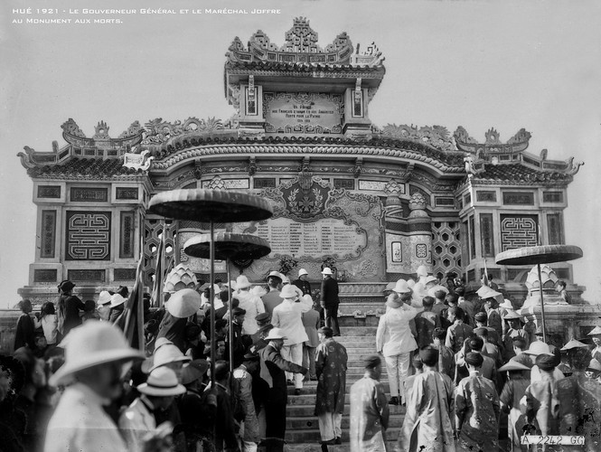 Thống chế Joseph Joffre và Toàn quyền Albert Sarraut tại lễ khánh thành công trình.