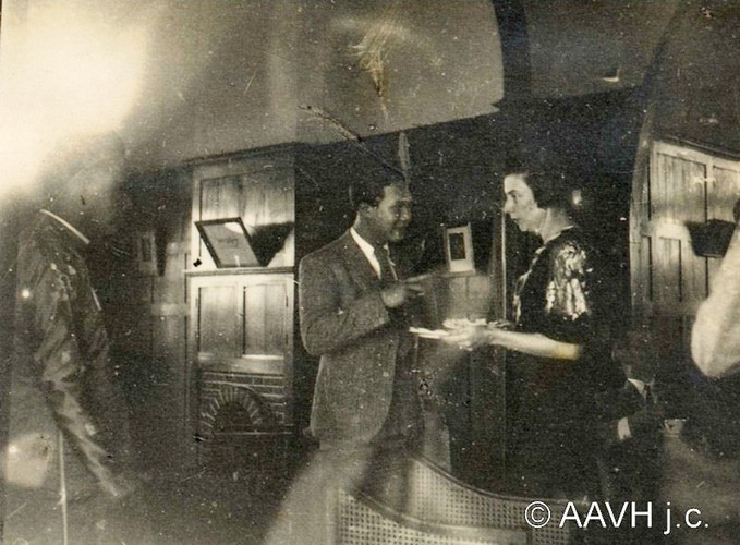 Vua Bảo Đại trò chuyện với phu nhân giám đốc Choisnel.