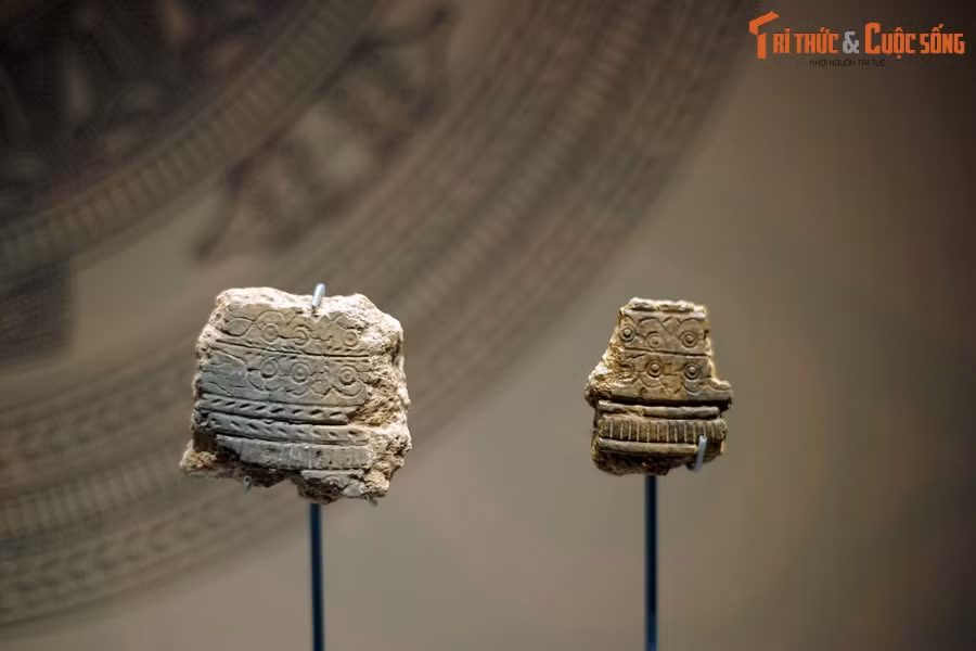 Đó là những chiếc khuôn đúc đồng bằng đá cát, đất nung và nồi nấu đồng bằng đất sét trộn vỏ trấu, bã thực vật phát hiện được ở nhiều địa điểm khác nhau như Làng Cả (Phú Thọ), Làng Vạc (Nghệ An), Lãng Ngâm (Bắc Ninh). Đáng kể nhất là nhiều khuôn đúc trống đồng ở Luy Lâu, Bắc Ninh. Ảnh: Mảnh khuôn đúc trống đồng Luy Lâu.