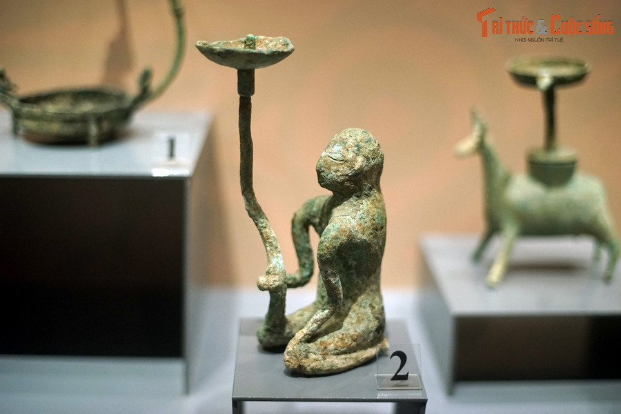 Theo ThS. Nguyễn Quốc Hữu (Bảo tàng Lịch sử Quốc gia), so với các nền văn hóa đồng đại khác trong khu vực, văn hóa Đông Sơn nổi trội hơn cả ở bộ sưu tập hiện vật đồng thau, mặc dù đồ sắt cũng đã xuất hiện trong nền văn hóa này. Ảnh: Đèn có chân tượng người quỳ, văn hóa Đông Sơn.