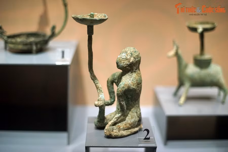 Theo ThS. Nguyễn Quốc Hữu (Bảo tàng Lịch sử Quốc gia), so với các nền văn hóa đồng đại khác trong khu vực, văn hóa Đông Sơn nổi trội hơn cả ở bộ sưu tập hiện vật đồng thau, mặc dù đồ sắt cũng đã xuất hiện trong nền văn hóa này. Ảnh: Đèn có chân tượng người quỳ, văn hóa Đông Sơn.