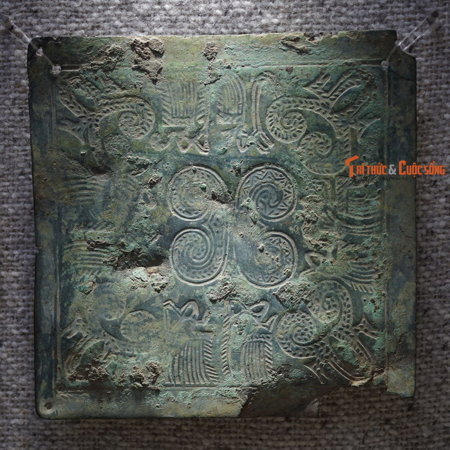 Trên phương diện kỹ thuật, nếu như các văn hóa tiền Đông Sơn như Phùng Nguyên, Đồng Đậu, Gò Mun chủ yếu mới dừng lại ở giai đoạn hợp kim hai thành phần là đồng, thiếc thì tới Đông Sơn đã có bước chuyển biến mang tính đột phá. Ảnh: Tấm che ngực bằng đồng, văn hóa Đông Sơn.