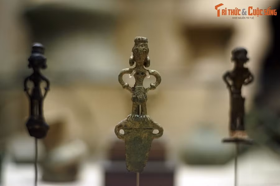 Với sự phát triển đột biến, mạnh mẽ như vậy, ngành luyện kim đúc đồng trong văn hóa Đông Sơn hẳn phải là một ngành kinh tế độc lập, đòi hỏi sự chuyên môn hóa và có sự phân công lao động rõ ràng. Một bộ phận cư dân tách khỏi nông nghiệp để chuyên đi khai mỏ, luyện quặng hoặc đúc đồng. Ảnh: Chuôi dao găm đồng tạo hình phụ nữ, văn hóa Đông Sơn.