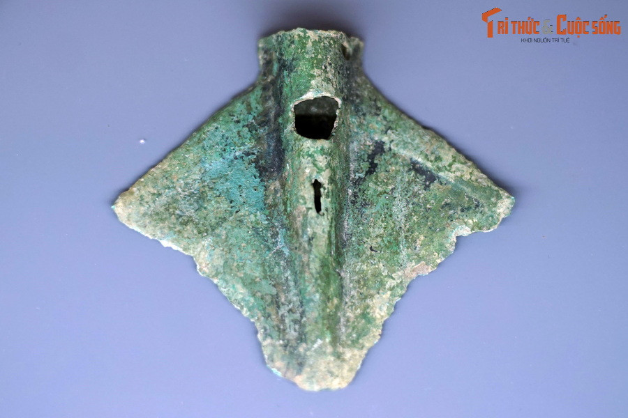 Khi nghề luyện kim phát triển lại tác động tích cực, thúc đẩy các ngành nghề kinh tế khác phát triển theo khi cung cấp các bộ dụng cụ lao động tiên tiến, có hiệu năng cao. Như vậy, nghề luyện kim đúc đồng là ngành kinh tế động lực đã tạo ra bước phát triển đột phá về kinh tế, xã hội. Ảnh: Lưỡi cày Đông Sơn.