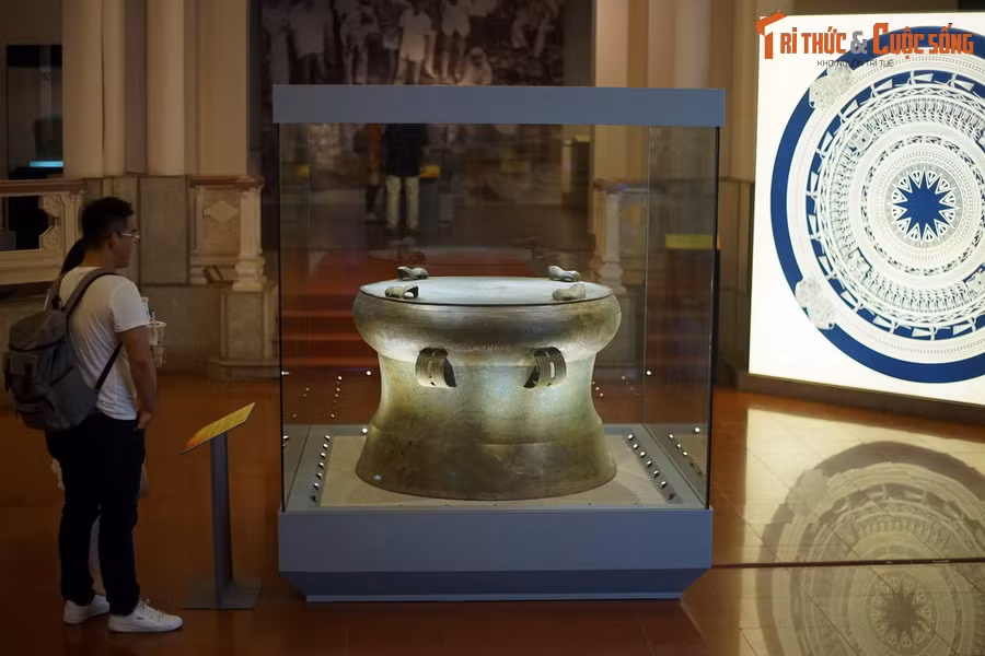 Trống đồng Đông Sơn không chỉ là biểu hiện cao nhất của công nghệ đúc đồng mà còn là sản phẩm lao động, tác phẩm nghệ thuật tiêu biểu cho trình độ trí tuệ, tài năng sáng tạo tuyệt vời của cư dân Đông Sơn. Ảnh: Bảo vật quốc gia trống đồng Sao Vàng, văn hóa Đông Sơn.