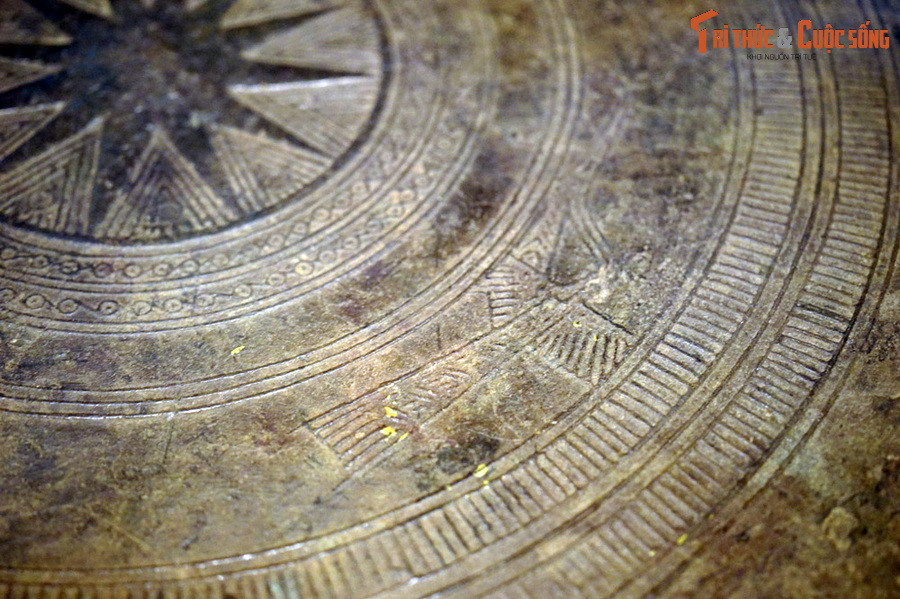 Người Đông Sơn còn biết gia giảm tỷ lệ thành phần kim loại trong hợp kim cho phù hợp với từng loại hình sản phẩm. Chẳng hạn, vật dụng sắc nhọn như đục, rìu, mũi tên, dao găm thì dùng hợp kim đồng thiếc. Hiện vật lớn, hoa văn tinh xảo thì đều được đúc bằng hợp kim có chì. Ảnh: Hình chim lạc trên trống đồng Đông Sơn phát hiện tại Ứng Hòa, Hà Nội.