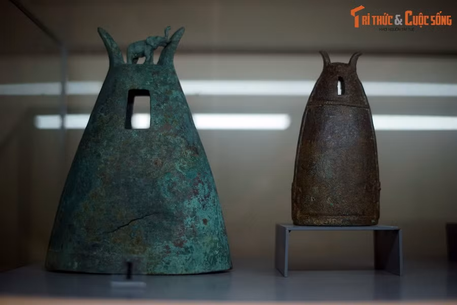 Có một câu hỏi được đặt ra là, đồ đồng Đông Sơn là sản phẩm chế tác của chính cư dân Đông Sơn hay được du nhập từ bên ngoài? Cho tới nay, nhiều bằng chứng khảo cổ học thuyết phục chứng minh việc đúc đồng tại chỗ của cư dân Đông Sơn đã được tìm thấy. Ảnh: Chuông đồng Đông Sơn.