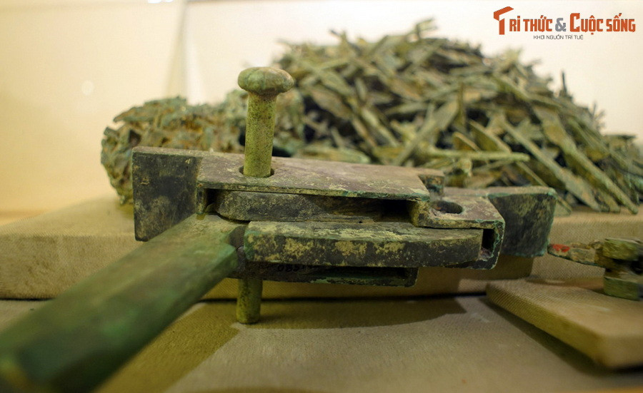 Bộ sưu tập dụng cụ săn bắn và vũ khí đồng Đông Sơn có đầy đủ các loại vũ khí tấn công, phòng ngự, đánh xa, đánh gần như giáo, dao găm, rìu chiến, lao, mũi tên, lẫy nỏ... Trong đó, lẫy nỏ có cấu tạo rất phức tạp, có thể coi là “siêu phẩm” về kỹ thuật cơ khí của cư dân Đông Sơn. Ảnh: Lẫy nỏ Đông Sơn.