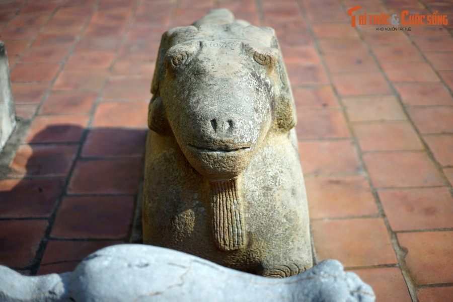 Nguyên do là khoảng những năm 1960, các thành viên trong hợp tác xã địa phương dân làng có thói quen dùng pho tượng cừu đá trong chùa để mài dao kéo, lâu ngày tạo nên dấu tích như vậy.