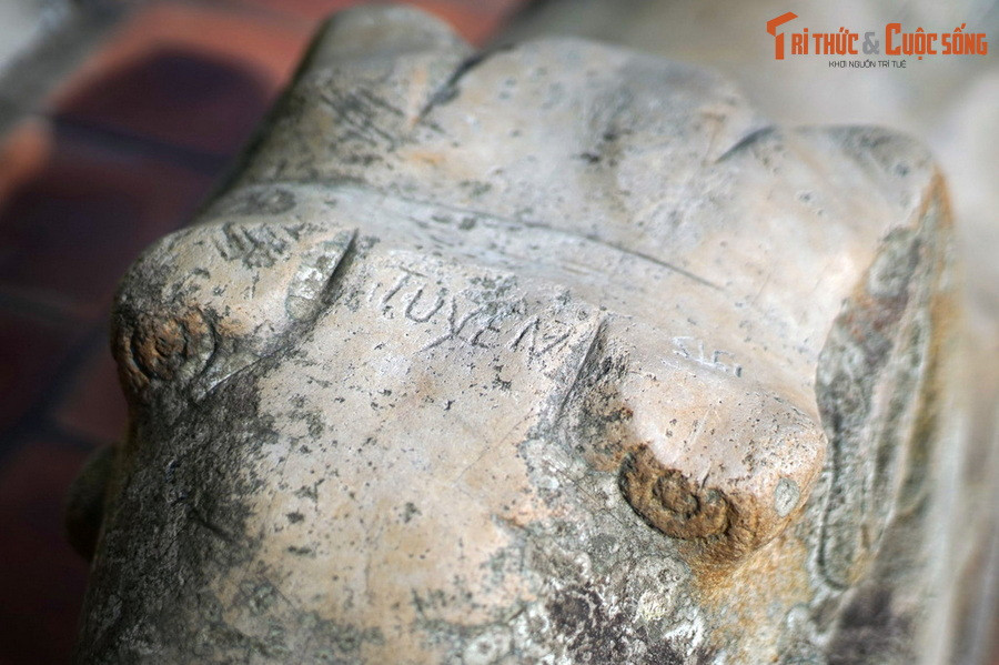 Vì lý do nào đó, một bức tượng đã được kéo về chùa Dâu vào thời kỳ sau này. Bởi vậy mà hiện nay chùa Dâu có một tượng cừu và ở Lăng Sĩ Nhiếp cũng có một con... (Bài có tham khảo tư liệu của báo Bắc Ninh).