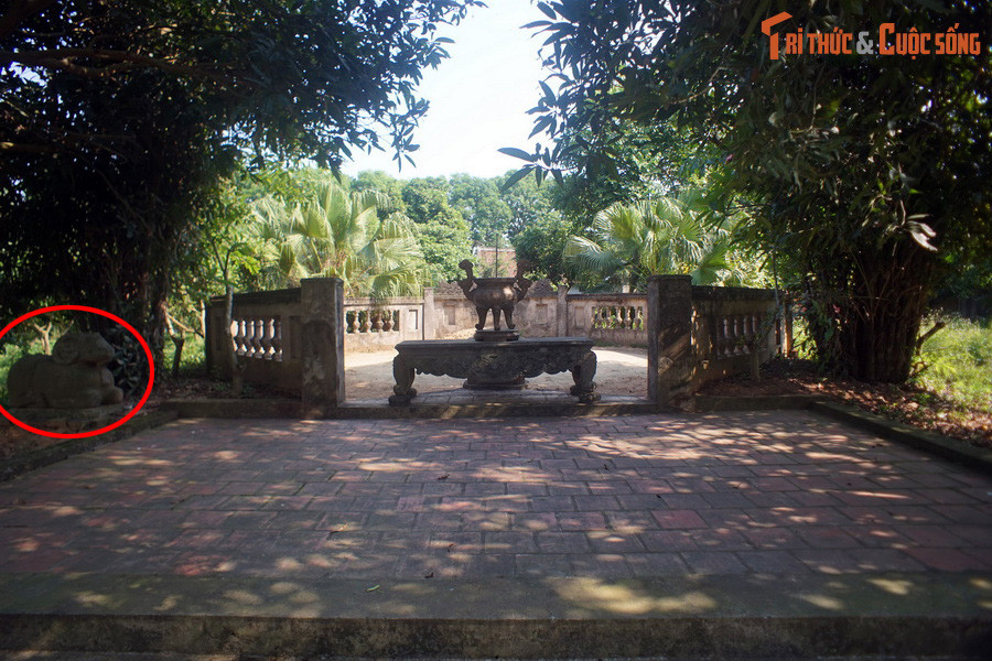 Trở lại với chuyện hai con cừu đi lạc, trong đó một con lạc đến lăng Sĩ Nhiếp, thì quả là ở lăng Sĩ Nhiếp cách chùa Dâu 3 km cũng có một con cừu đá cổ cùng kiểu dáng, chất liệu.